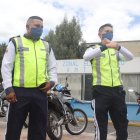 Los agentes explican el momento en el que salvaron a la señora.