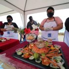 Las mujeres ahora son expertas en la preparación de platos a base de la centolla.