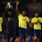 Segundo Castillo (i) estuvo presente en la victoria que Ecuador logró de visita ante Argentina, en octubre de 2015.