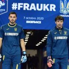 Shovkovskiy (d) tuvo que dejar el retiro a sus 45 años, para ser el segundo arquero de su combinado, en el amistoso ante Francia.