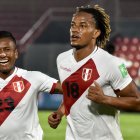 El delantero André Carrillo anotó los dos goles de la selección de Perú.