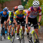 El ciclista ecuatoriano Jonathan Caicedo (c) compite en el Giro de Italia por el equipo EF.