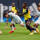 Pervis Estupiñán (6) cubrió a Lionel Messi en el carril izquierdo.