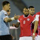 EL volante chileno Arturo Vidal (8) reclama la supuesta mano del defensor uruguayo Sebastián Coates (i). 2-1 a favor de Uruguay terminó el partido.
