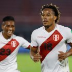 El atacante André Carrillo (18) marcó los dos goles del empate de Perú ante Paraguay.