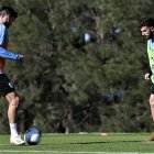 El delantero Diego Rossi (d) recién se sumó a la celeste el miércoles pasado.