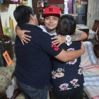 El joven y sus padres llevan una buena relación. Ellos lo respetan y lo aceptan.