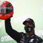 Lewis Hamilton celebra su triunfo número 91 con el casco de Michael Schumacher que recibió de parte de sus hijo Mick.