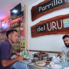 Daniel Viteri y Gonzalo Mastriani, al final degustaron de la parrillada que ellos hicieron.