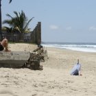 La camiseta que cargaba Abraham González fue puesta sobre una cruz en la playa de Cadeate.