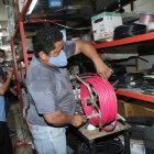 Henry Koeller (al fondo) verifica el desarrollo de las actividades de su negocio.