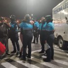 La familia y los compañeros del agente asesinado lloran su partida afuera del Hospital IESS Quito Sur.