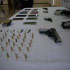 Armas, municiones y radios incautadas a los sospechosos en el sector de Cisne 2.