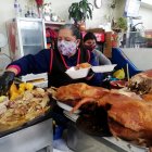 Toda una ‘chef de oficio’ es Mercedes Mora, experta en la preparación del hornado.