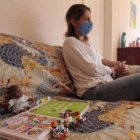 Valérie ahora vive con una amiga en su departamento del norte de Quito. Con ella recorre la ciudad buscando a la niña.