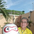 Dr. Bosco Mendoza con la pelota su pasión de toda la vida.