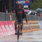 El ciclista ecuatoriano en la cúspide celebrando con el champán de los ganadores de etapa del Giro de Italia 2020.