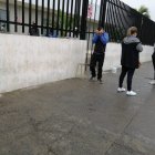 Afuera de la morgue de Quevedo los deudos lamentaban el asesinato de Anderson Andrade.