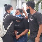 Familiares de la víctima acudieron al Laboratorio de Criminalística.