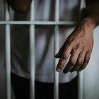 El hombre es condenado a 2 años y medio de prisión.