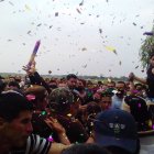 No pudo faltar el trago durante el velorio y caravana hacia el cementerio de la localidad.