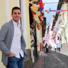 En los inicios de su carrera tomó clases de dicción y laboró en radio para conseguir un acento neutral.