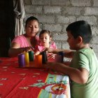 Una de las familias que se beneficiarán con el bono de $ 240 que se otorgará por unica vez.