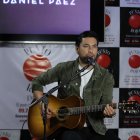 Este joven artista multifacético se destaca en la interpretación de géneros musicales como: pop, balada y música clásica.