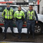 Los tres agentes de tránsito que ayudaron en las labores de parto.