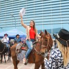 Una mujer montuvia muestra su habilidad para domar al caballo.