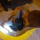 Los hombres supuestamente cortaban los cables del internet.