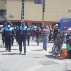 Cerca de 50 uniformados, entre policías nacionales y metropolitanos, recorrieron ayer la zona.