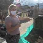 Gabriela señala el lugar donde vivía, que ahora está en ruinas. Ella y sus familiares arrendaban el departamento del segundo piso.