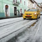 El granizo cubrió varios sectores del centro de la ciudad.