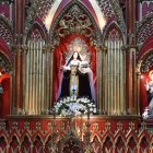 Hasta el altar de la Señora del Rosario llegan sus fieles creyentes con sus peticiones y agradecimientos.