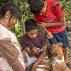 Los estudiantes shuar gozan de Internet y pueden enviar sus tareas a tiempo.