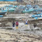 Esta vez los pescadores no tuvieron que utilizar lanchas para llegar a sus botes.