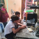 Su hijo Anthony y Jhon son compañeros de la escuela.  La disciplina y atención son indispensables en el ‘salón’.