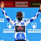 Richard Carapaz en el podio de la Vuelta a España luciendo el maillot de lunares como líder de la clasificación de la montaña.