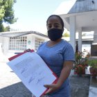 La mujer muestra los exámenes que se hizo en la Fiscalía luego de la agresión.