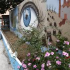 Raúl Campoverde y Víctor Albán observan uno de los murales pintado en una esquina de la calle 44, suburbio de Guayaquil.