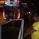 La víctima recibió un disparo en la mano izquierda y fue llevada a un hospital.