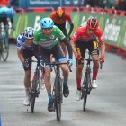 Richard Carapaz (i) en el infartante cierre de la tercera etapa de la Vuelta a España.