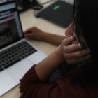 Las mujeres víctimas de este tipo de delitos suelen tener problemas psicológicos luego de ser expuestas en la redes sociales.