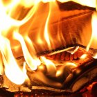 La mujer continúa prófuga.