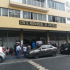 Afuera de la Corte Provincial permanecieron los deudos esperando por  una sentencia que no les gustó.