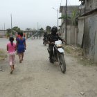 La bala ingresó por este cerramiento de zinc. Policía inspeccionó la zona.