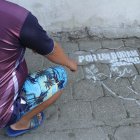 La policía dibujó una paloma en el lugar donde asesinaron a un joven, en Durán.