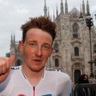 El británico Tao Geoghegan Hart celebra su victoria en el Duomo de Milán.