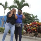 La esposa de la víctima es consolada por un familiar.GUAYAQUIL-ECUADOR